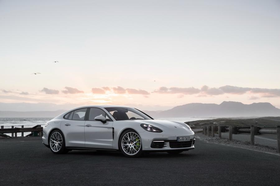  Porsche Panamera 4 E-Hybrid 2016 года  (фото 21 из 31)
